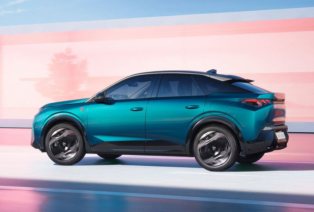 Le SUV fastback électrique Peugeot e-3008 revendique jusqu'à 700 km d'autonomie