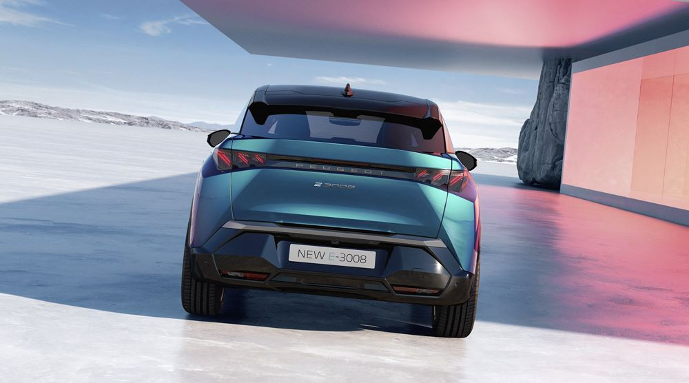 Le SUV fastback électrique Peugeot e-3008 revendique jusqu'à 700 km d'autonomie