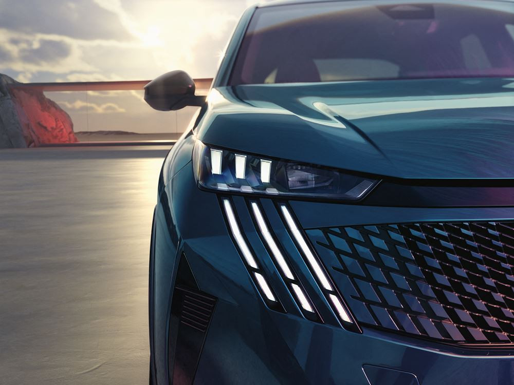 Le SUV fastback électrique Peugeot e-3008 revendique jusqu'à 700 km d'autonomie