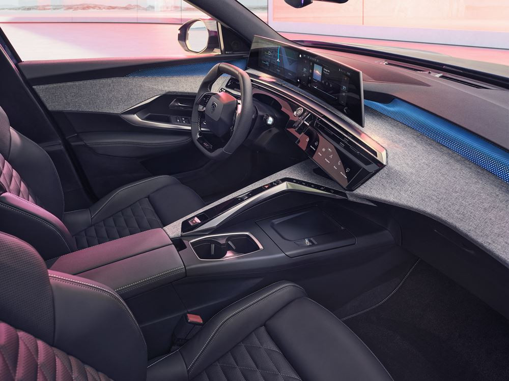 Le SUV fastback électrique Peugeot e-3008 revendique jusqu'à 700 km d'autonomie