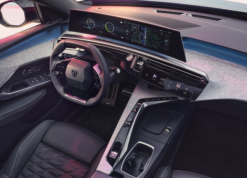 Le SUV fastback électrique Peugeot e-3008 revendique jusqu'à 700 km d'autonomie