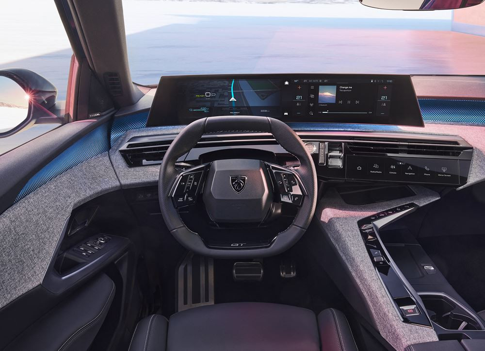 Le SUV fastback électrique Peugeot e-3008 revendique jusqu'à 700 km d'autonomie