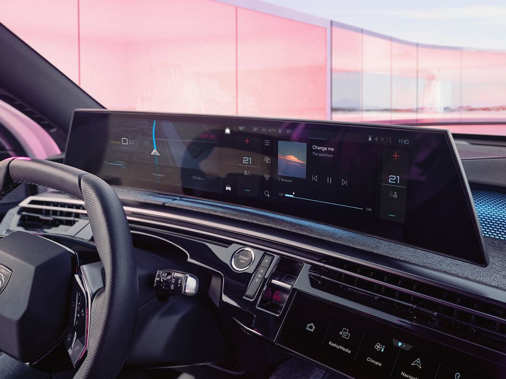 Le SUV fastback électrique Peugeot e-3008 revendique jusqu'à 700 km d'autonomie