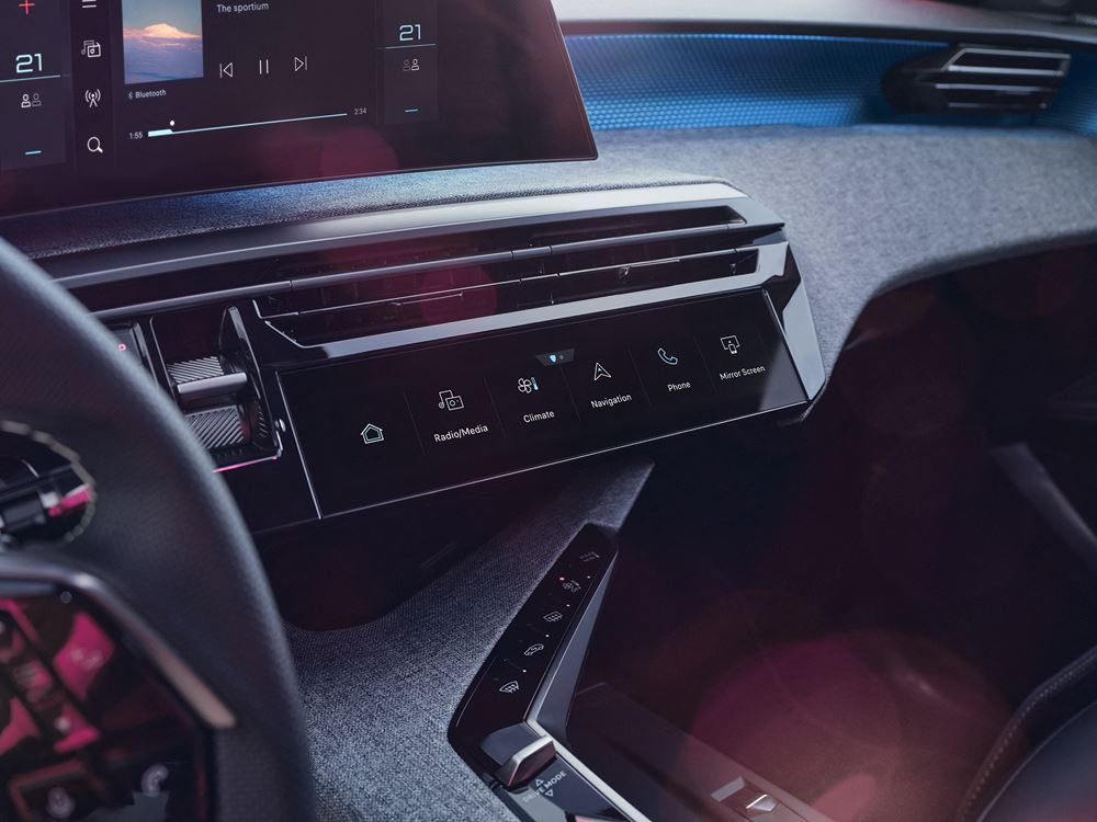 Le SUV fastback électrique Peugeot e-3008 revendique jusqu'à 700 km d'autonomie