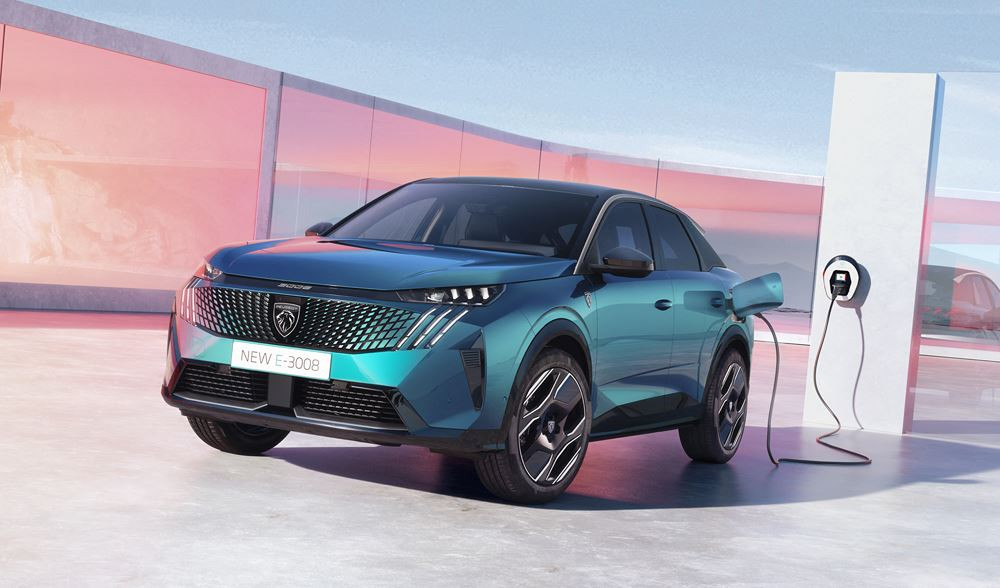 Le SUV fastback électrique Peugeot e-3008 revendique jusqu'à 700 km d'autonomie