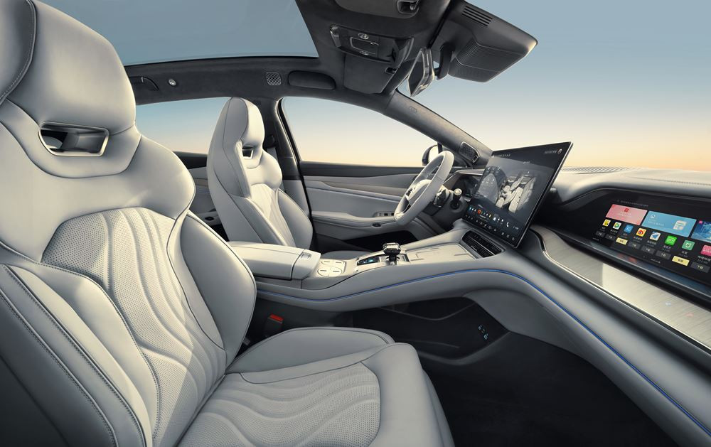 Le SUV Coupé électrique à transmission intégrale Denza N7 affiche une esthétique épurée