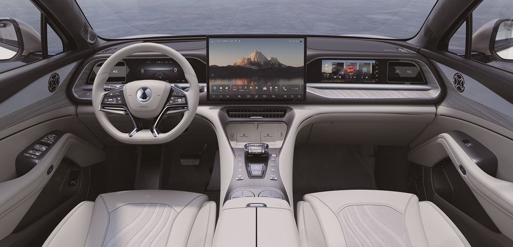 Le SUV Coupé électrique à transmission intégrale Denza N7 affiche une esthétique épurée