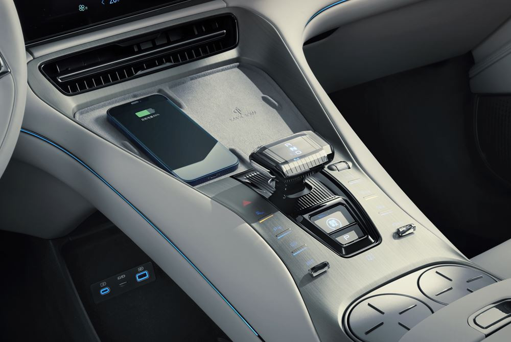 Le SUV Coupé électrique à transmission intégrale Denza N7 affiche une esthétique épurée