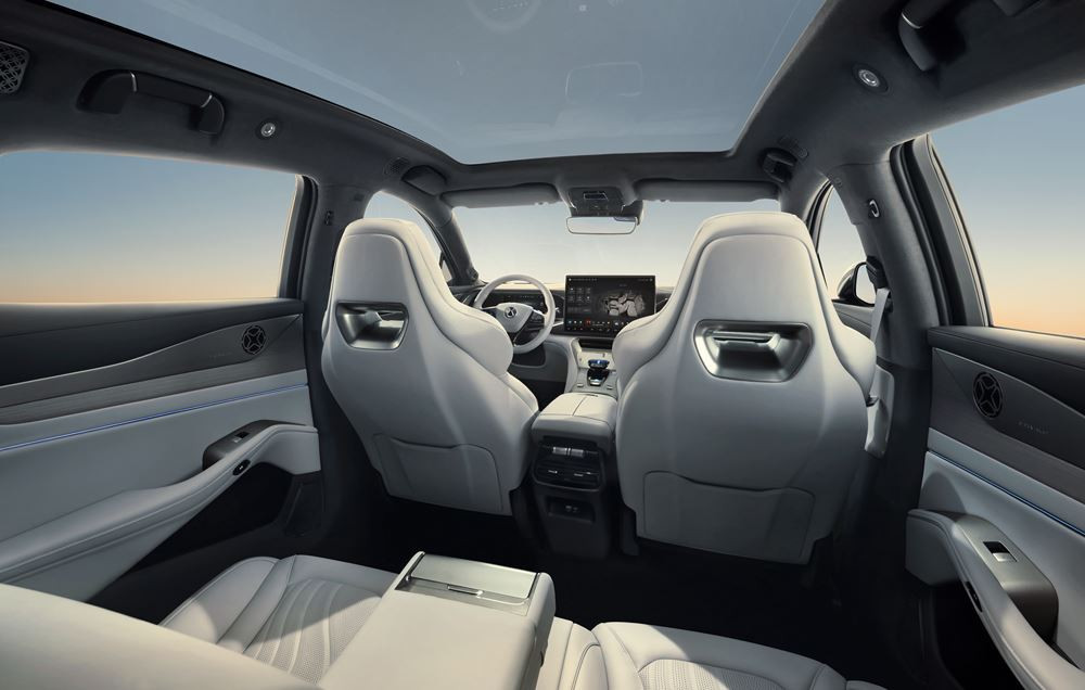 Le SUV Coupé électrique à transmission intégrale Denza N7 affiche une esthétique épurée