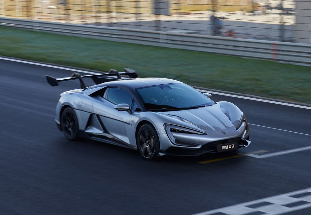 La super car électrique haute performance Yangwang U9 développe une puissance totale de 1 300 chevaux