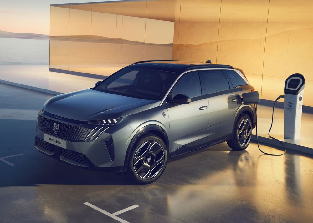 Le SUV électrique 7 places Peugeot E-5008 affiche une autonomie allant jusqu'à 660 km