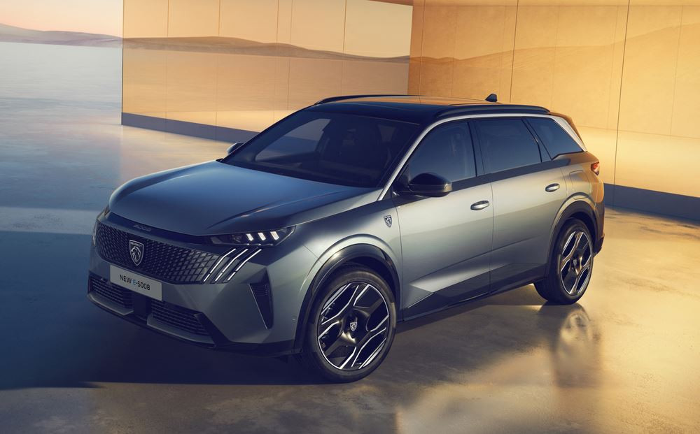 Le SUV de taille intermédiaire Peugeot 5008 affiche une posture affirmée