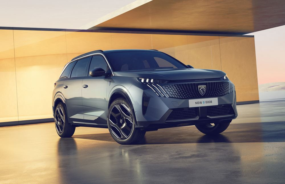 Le SUV de taille intermédiaire Peugeot 5008 affiche une posture affirmée