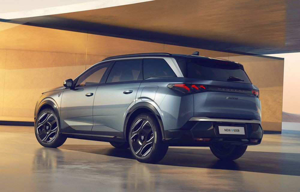 Le SUV de taille intermédiaire Peugeot 5008 affiche une posture affirmée