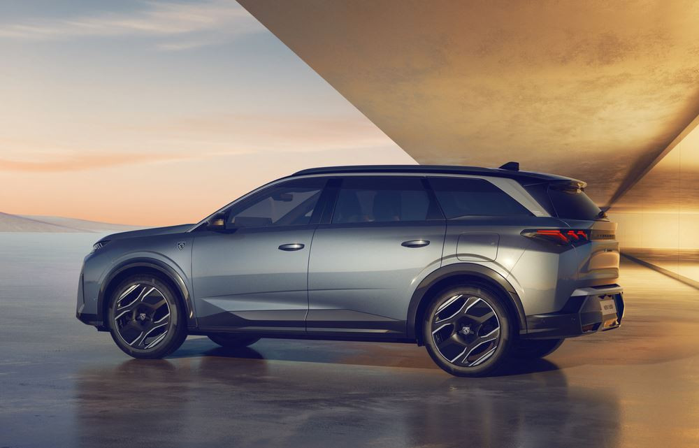 Le SUV de taille intermédiaire Peugeot 5008 affiche une posture affirmée