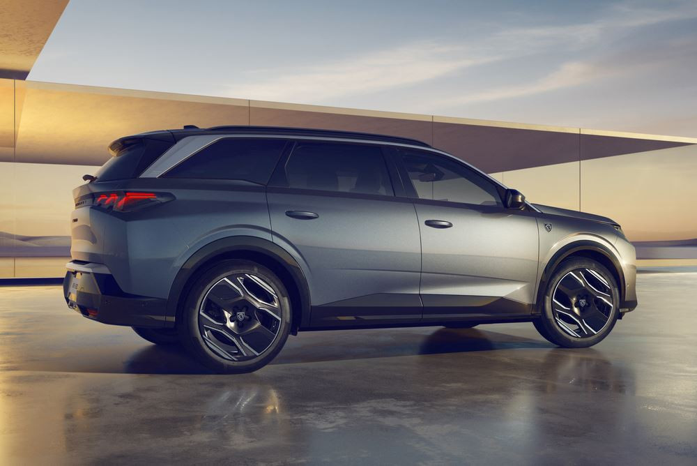 Le SUV de taille intermédiaire Peugeot 5008 affiche une posture affirmée
