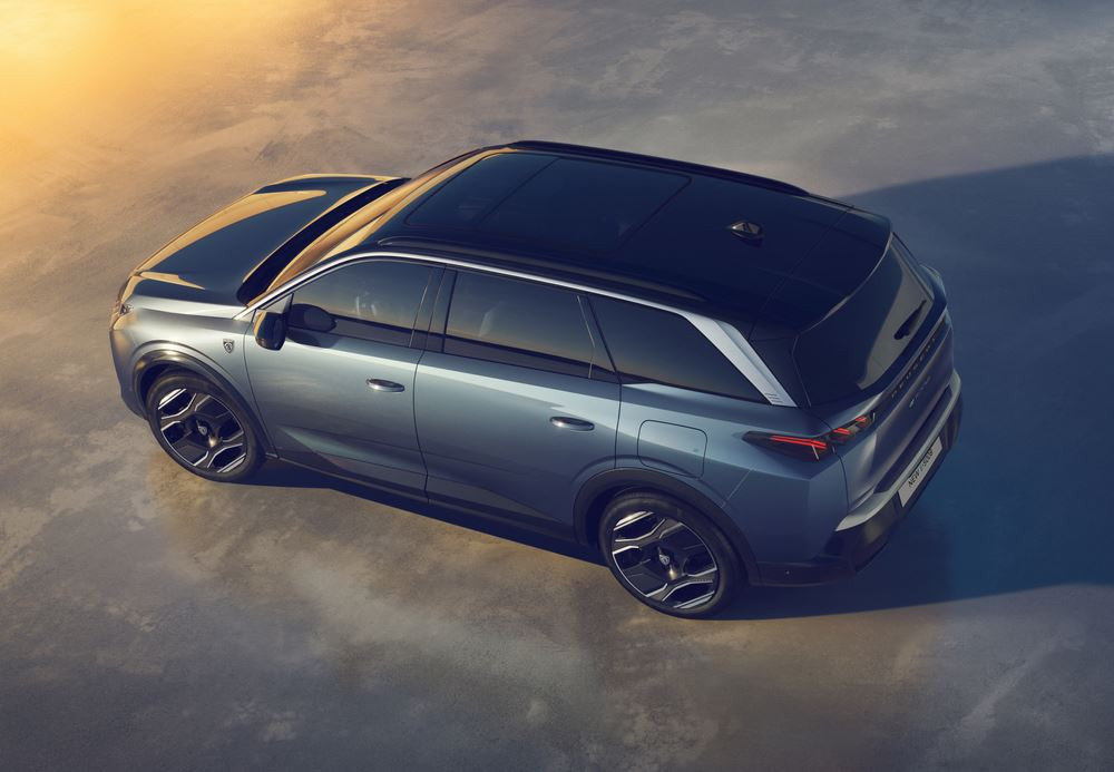 Le SUV de taille intermédiaire Peugeot 5008 affiche une posture affirmée