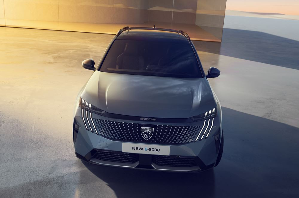 Le SUV de taille intermédiaire Peugeot 5008 affiche une posture affirmée