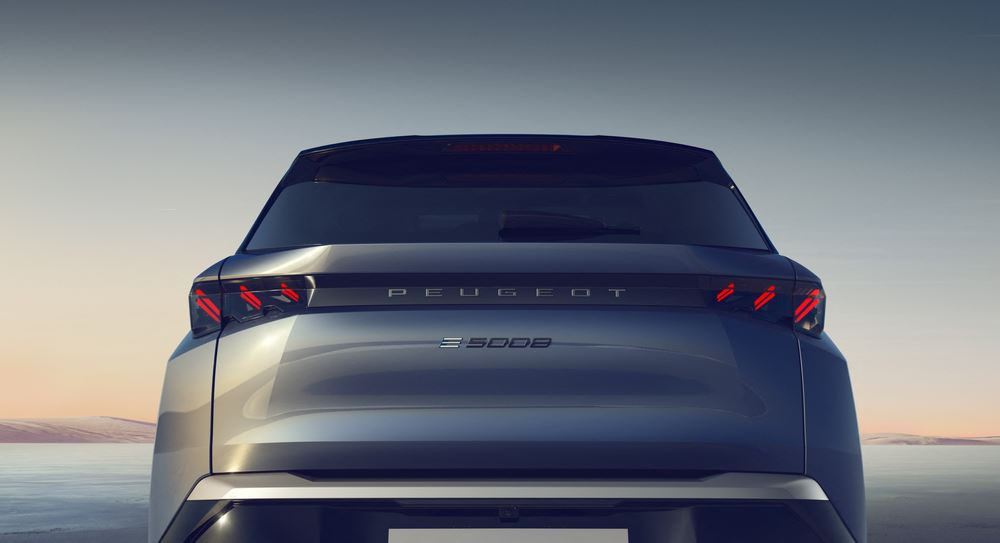 Le SUV de taille intermédiaire Peugeot 5008 affiche une posture affirmée