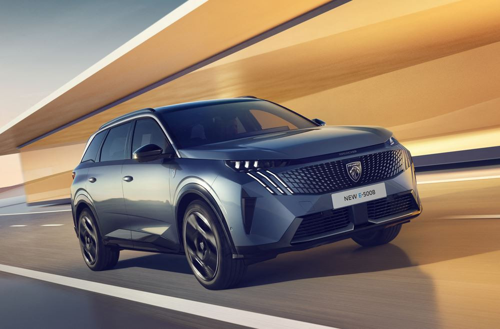 Le SUV de taille intermédiaire Peugeot 5008 affiche une posture affirmée