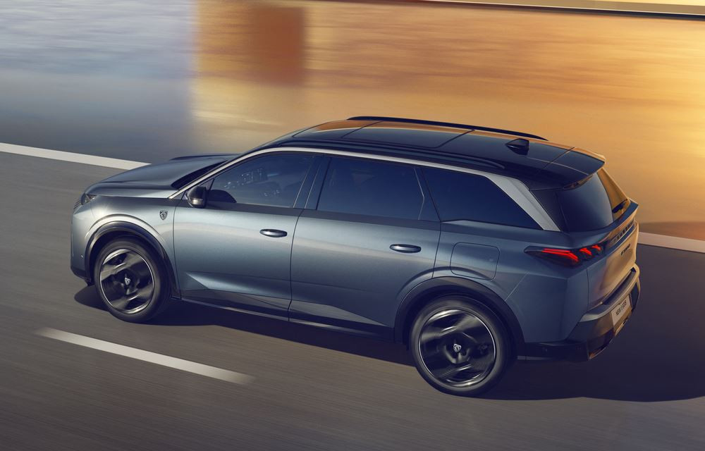 Le SUV de taille intermédiaire Peugeot 5008 affiche une posture affirmée