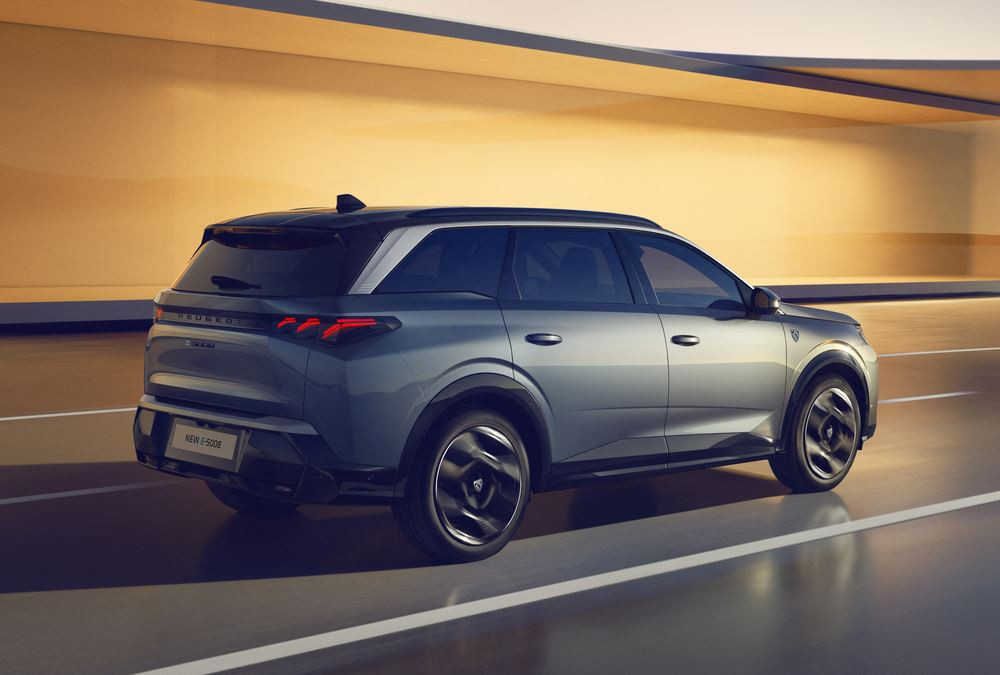 Le SUV de taille intermédiaire Peugeot 5008 affiche une posture affirmée