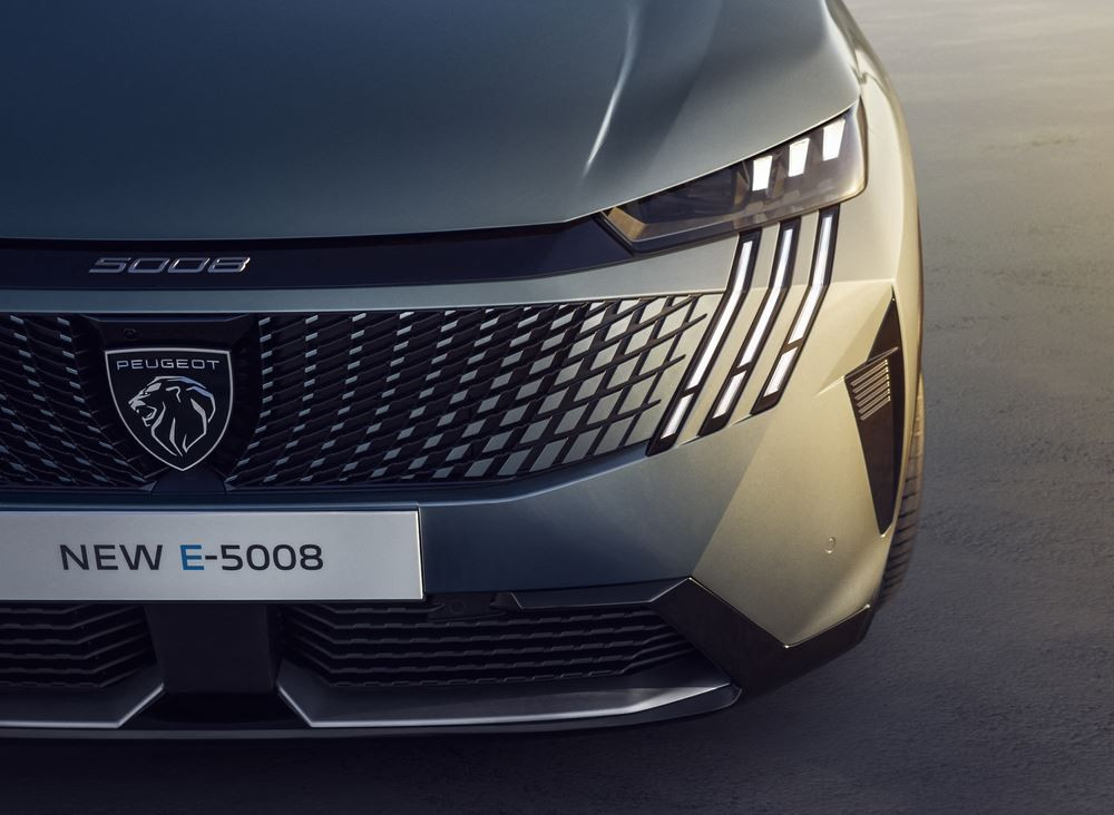 Le SUV de taille intermédiaire Peugeot 5008 affiche une posture affirmée