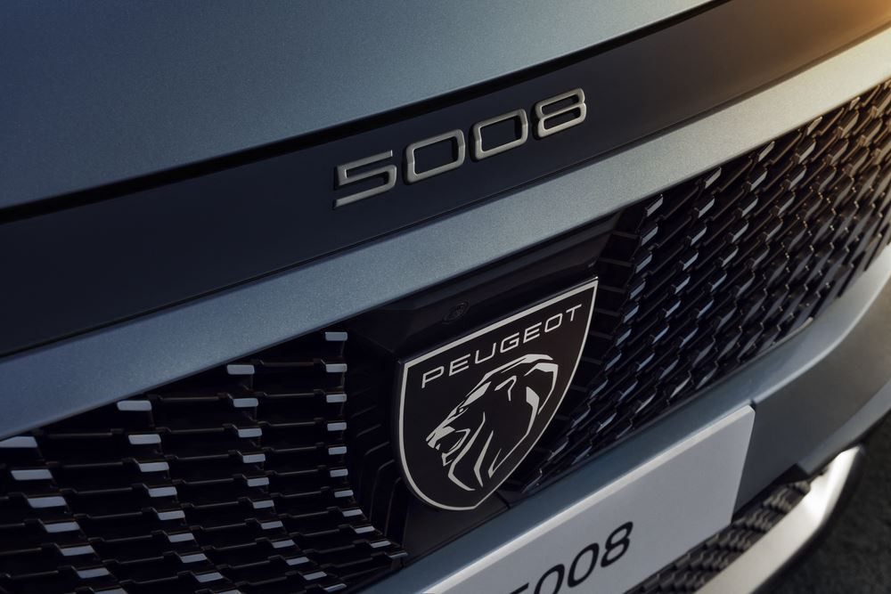 Le SUV de taille intermédiaire Peugeot 5008 affiche une posture affirmée