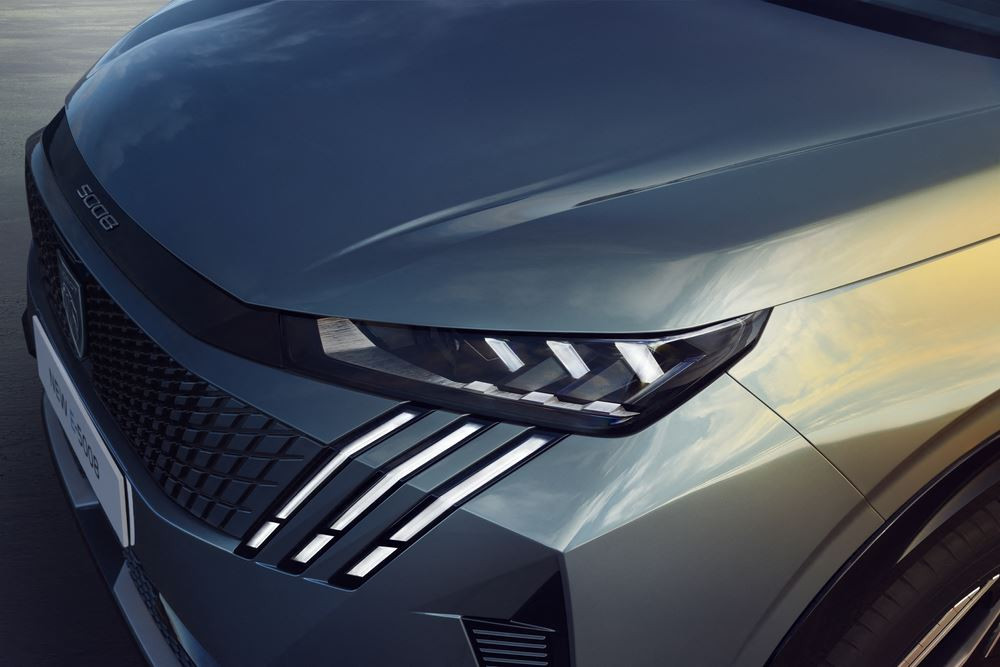 Le SUV de taille intermédiaire Peugeot 5008 affiche une posture affirmée