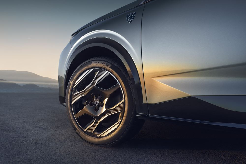Le SUV de taille intermédiaire Peugeot 5008 affiche une posture affirmée