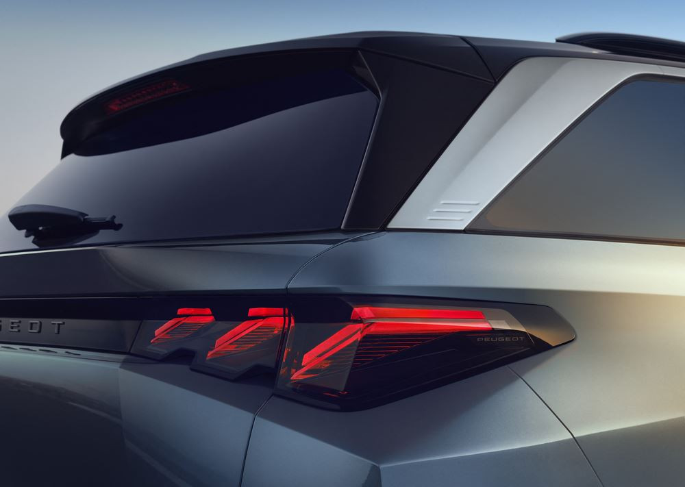 Le SUV de taille intermédiaire Peugeot 5008 affiche une posture affirmée