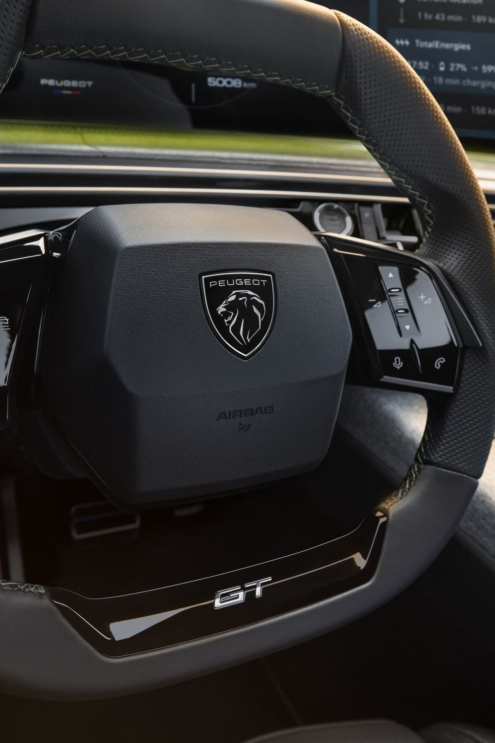Le SUV de taille intermédiaire Peugeot 5008 affiche une posture affirmée