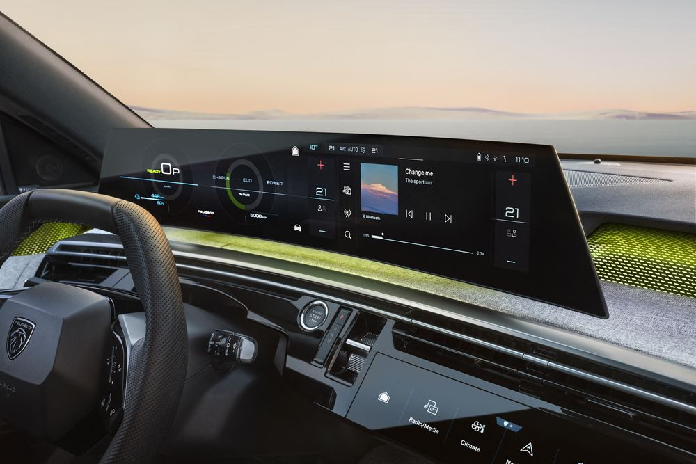 Le SUV de taille intermédiaire Peugeot 5008 affiche une posture affirmée