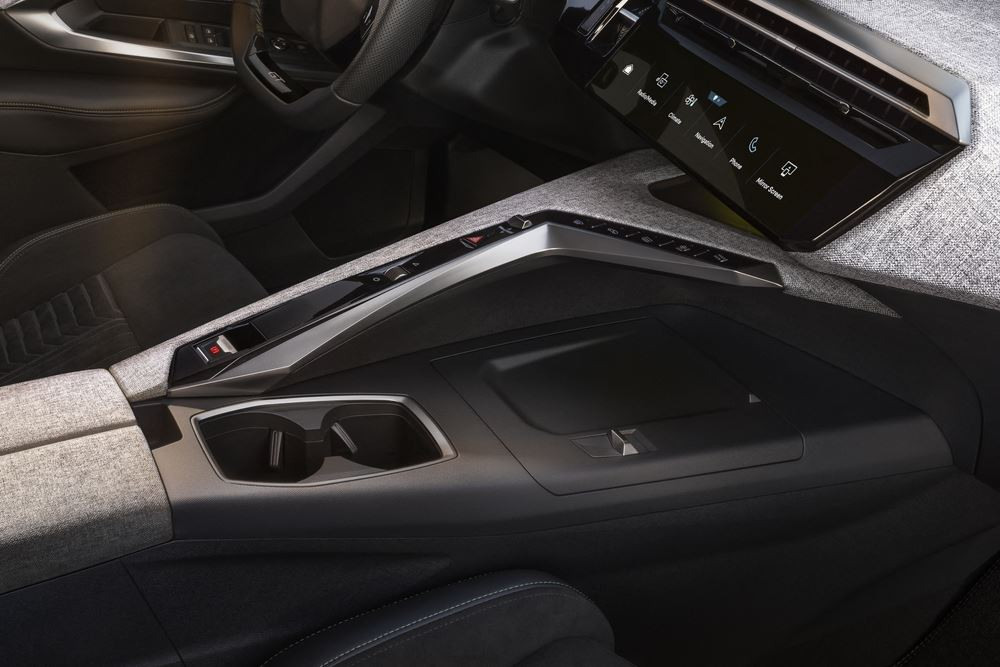 Le SUV de taille intermédiaire Peugeot 5008 affiche une posture affirmée