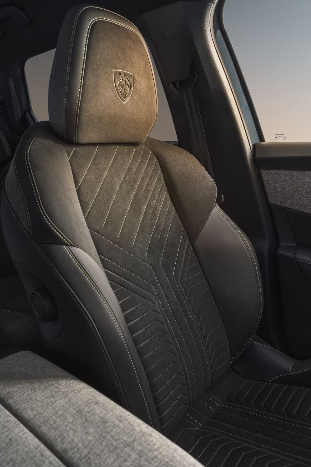 Le SUV de taille intermédiaire Peugeot 5008 affiche une posture affirmée