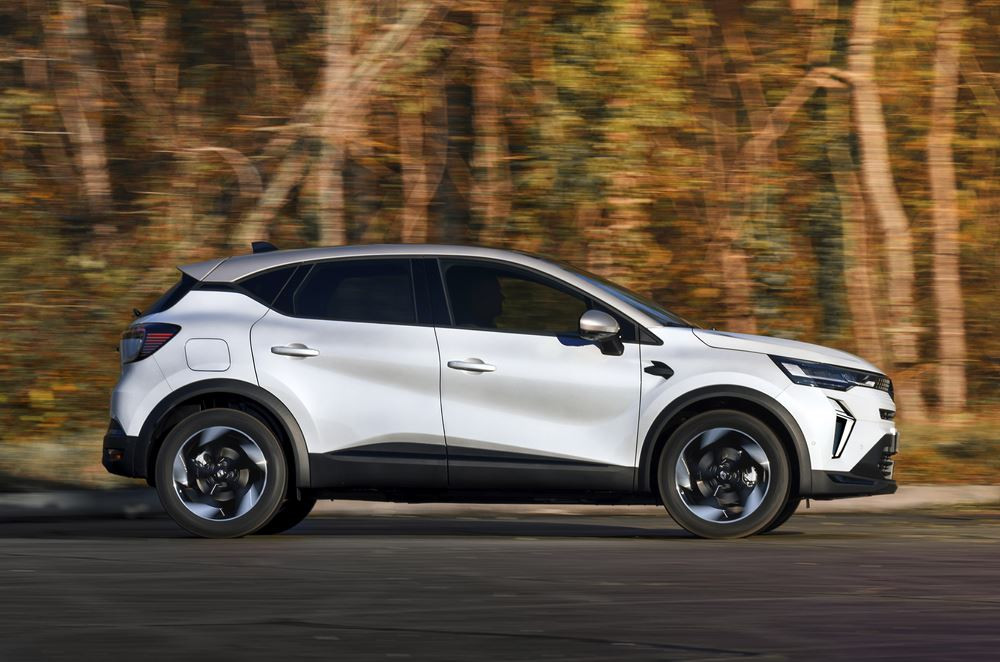 Le SUV urbain Renault Captur restylé affiche des lignes tendues et des détails précis