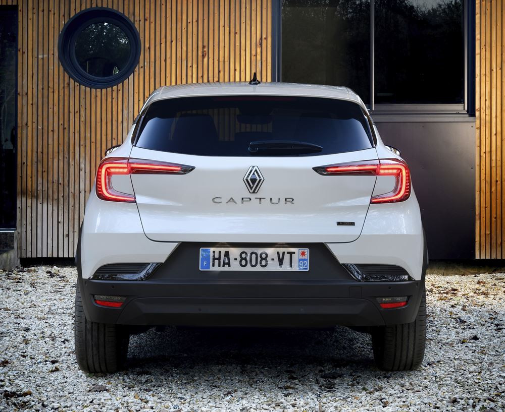 Le SUV urbain Renault Captur restylé affiche des lignes tendues et des détails précis