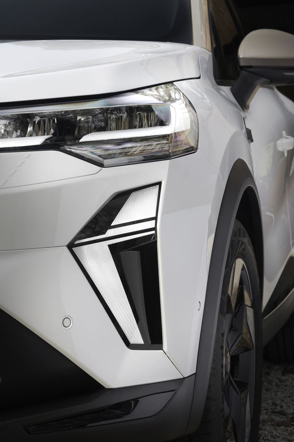 Le SUV urbain Renault Captur restylé affiche des lignes tendues et des détails précis