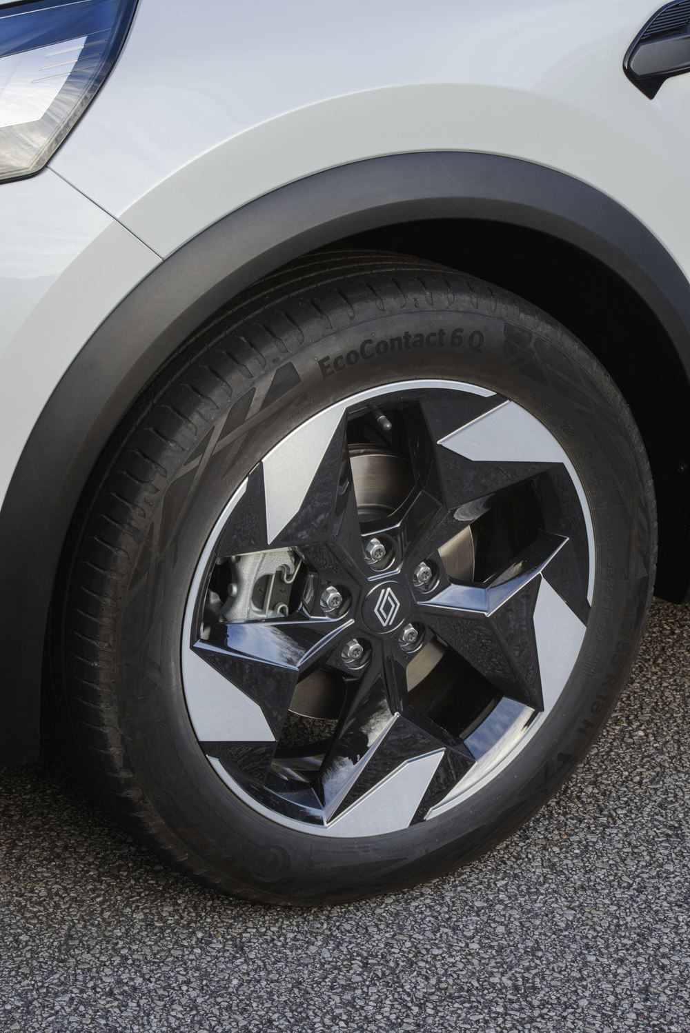 Le SUV urbain Renault Captur restylé affiche des lignes tendues et des détails précis