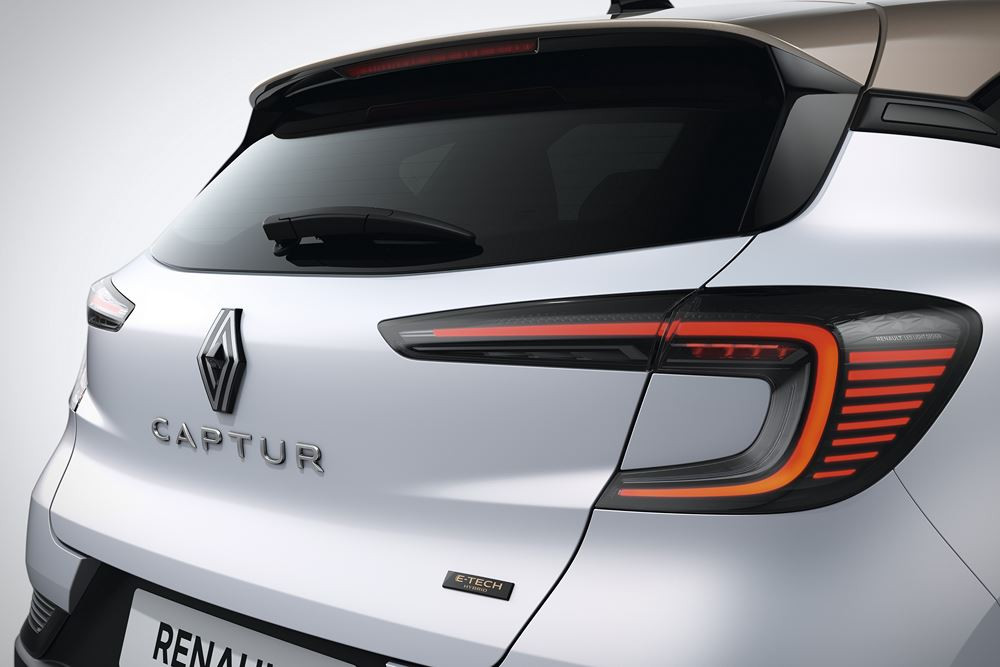 Le SUV urbain Renault Captur restylé affiche des lignes tendues et des détails précis
