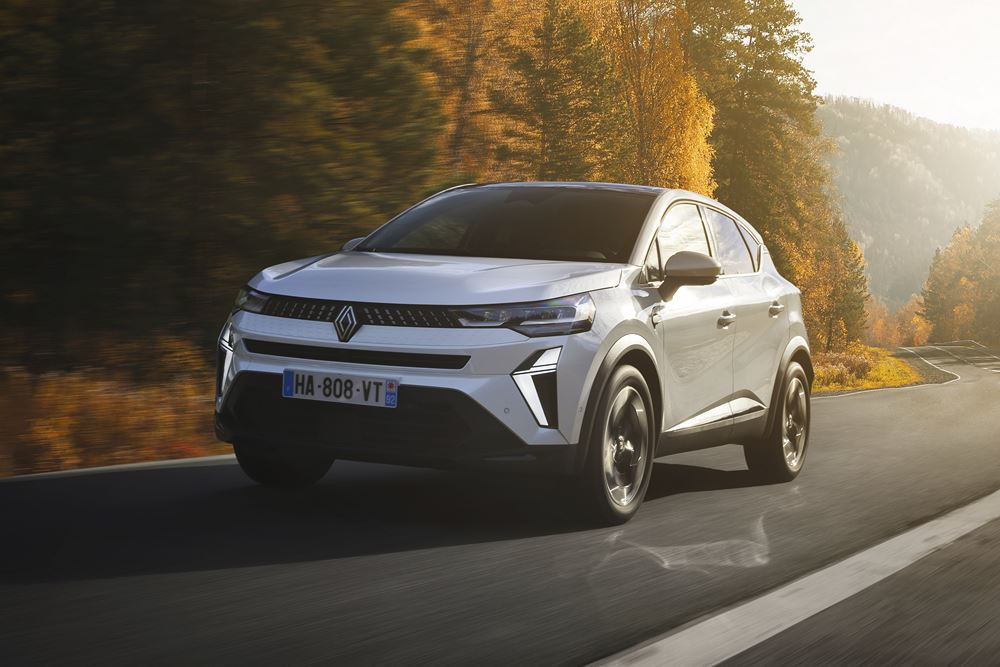 Le SUV urbain Renault Captur restylé affiche des lignes tendues et des détails précis