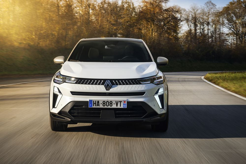 Le SUV urbain Renault Captur restylé affiche des lignes tendues et des détails précis
