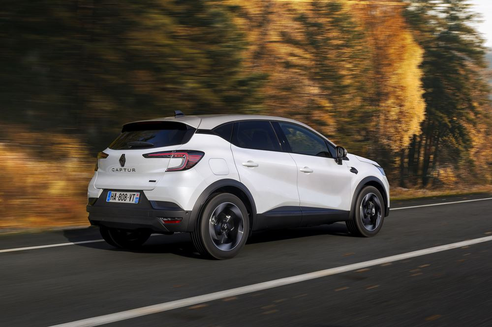 Le SUV urbain Renault Captur restylé affiche des lignes tendues et des détails précis