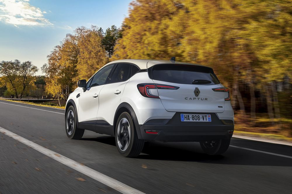 Le SUV urbain Renault Captur restylé affiche des lignes tendues et des détails précis