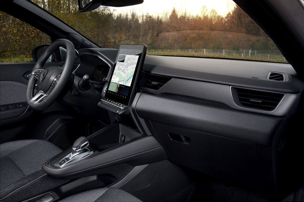 Le SUV urbain Renault Captur restylé affiche des lignes tendues et des détails précis
