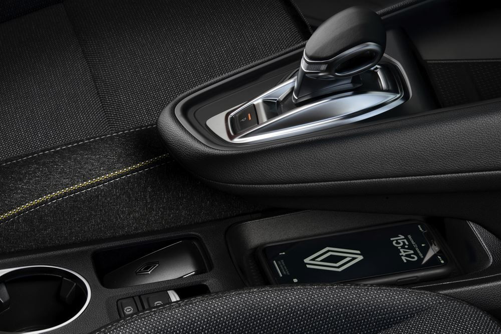 Le SUV urbain Renault Captur restylé affiche des lignes tendues et des détails précis