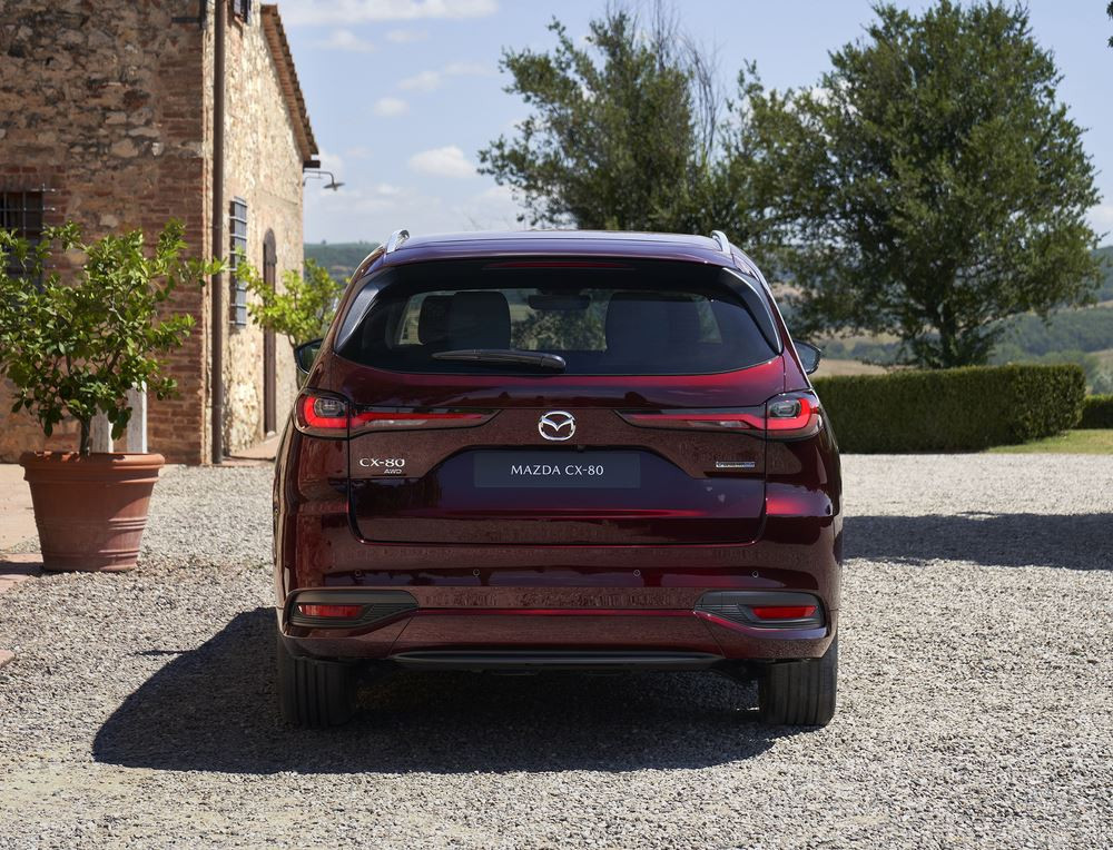 Le SUV Mazda CX-80 à trois rangées de sièges devient le porte-étendard de la marque en Europe