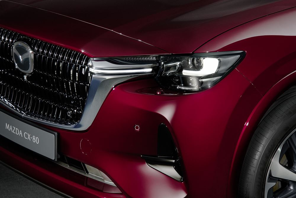 Le SUV Mazda CX-80 à trois rangées de sièges devient le porte-étendard de la marque en Europe