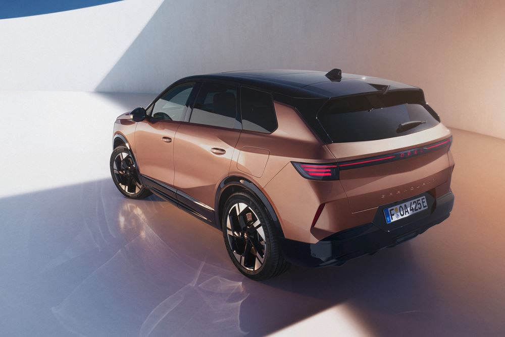 Le SUV compact Opel Grandland reprend des éléments de design du concept Opel Experimental