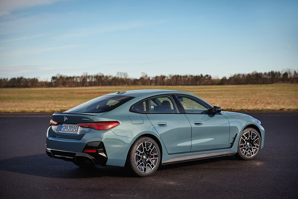 Le coupé à quatre portes électrique BMW i4 s'offre une mise à jour
